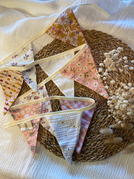 Guirlande de fanions en tissus upcyclés